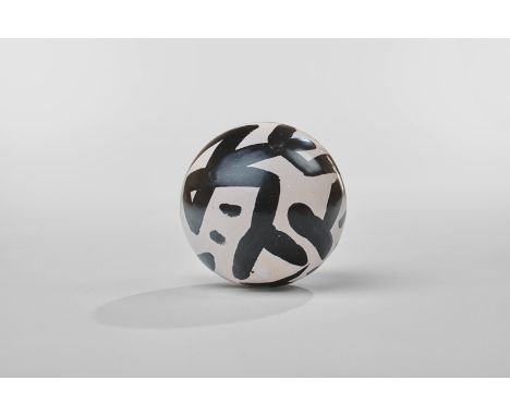 Penck, A. R. -- KugelKeramik, bemalt und glasiert. 1989.7,5 cm (Durchmesser).Signiert "ar. penck".Die Kugel wurde in der Droy