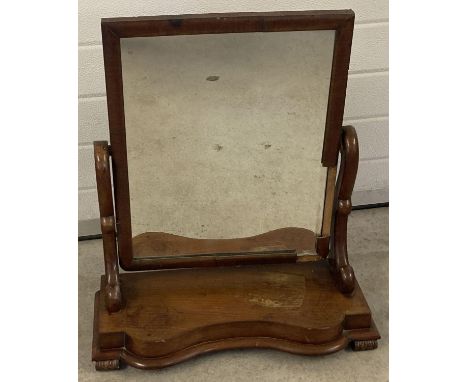 A Victorian mahogany table top swing mirror with shaped base and supports, frame a/f. Approx. 67cm tall. 