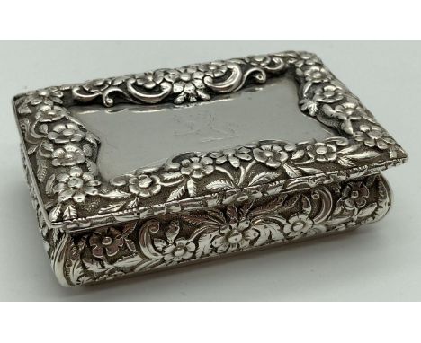 A Nathaniel Mills Georgian Silver snuff box with decoratively engraved floral detail to lid &amp; body. Fully hallmarked. Wit