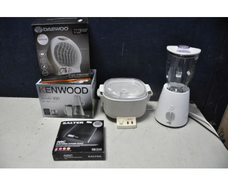 A SELECTION OF KITCHENALIA to include a Pifco automatic slow cooker, Braun blender model No unknown, Kenwood SB055 smoothie m