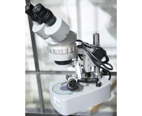 Binocular microscope, by Kyowa Tokyo, model 806077. P&amp;P Group 3 (£25+VAT for the first lot and £5+VAT for subsequent lots