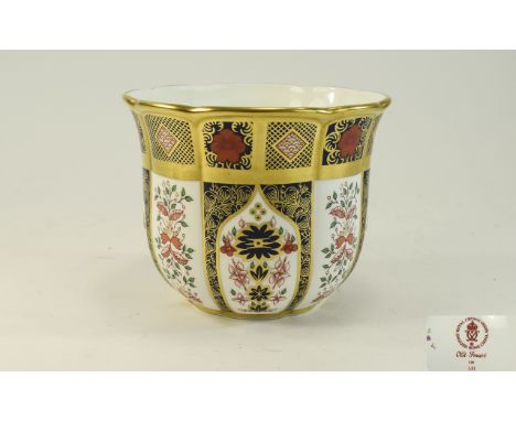 Royal Crown Derby Old Imari Gardenia Planter with 22ct Gold Band Finish. Date 1998. Excellent Piece from Crown Derby. Height 