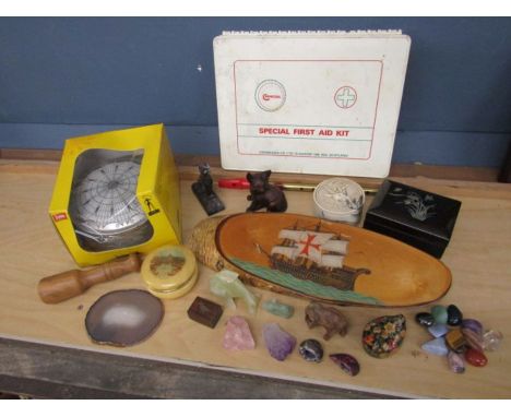 Collectors lot to include crystals, onyx and wooden animals and trinket boxes etc&nbsp;