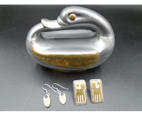 A Chinese pewter tinware duck trinket box, with two pairs of cat earrings.&nbsp;