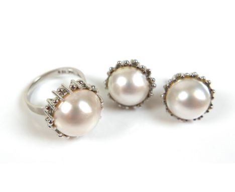 A 14ct white gold Mabe pearl ring, and a pair of matching screw back earrings, ring size N, pearls 13 and 12mm diameter, 14.7