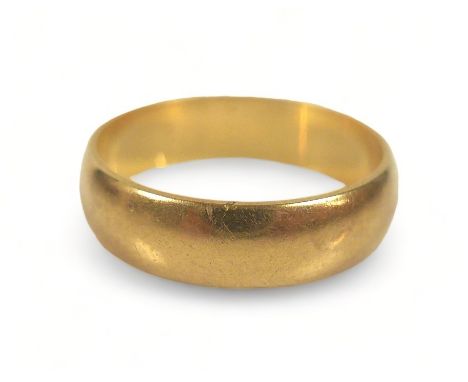 An 18ct yellow gold wedding band ring, 5mm wide, size M, 3.8g 