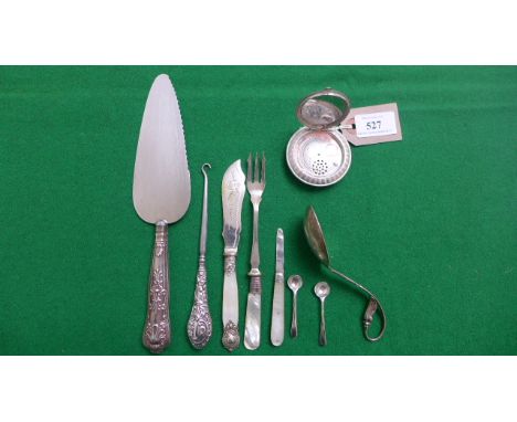 Ladies circular plated rouge compact, silver handled serrated cake knife, button hook, mother of pearl handled plated pickle 