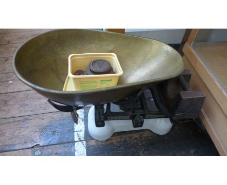 Set of early W & T Avery vintage balance scales with large brass pan and metal brass weightsVINTAGE AND SPECIALIST BOOKS