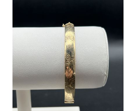 9ct yellow gold solid diamond cut bangle,
diameter is 60mm x 8mm wide,
23 grams