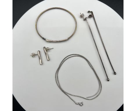 Mixed lot of silver,
17.4 grams,
earrings bangle and chain