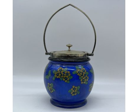 A Royal Doulton ceramic biscuit barrel,
no chips or damage