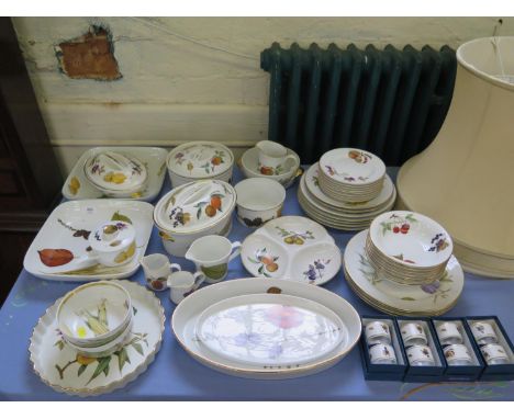 Royal Worcester Evesham pattern table wares, including serving dishes, plates and napkin rings 