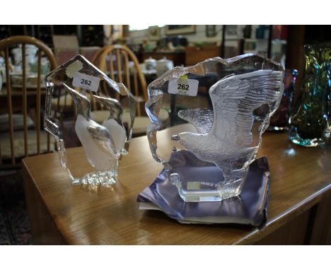 A limited edition Mats Jonasson crystal sculpture of a White Tailed Sea Eagle, number 577/975, engraved signature and number,