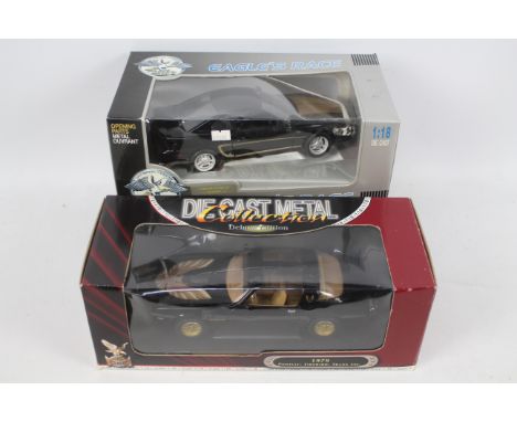 Road Signature - Universal Hobbies - 2 x boxed American cars in 1:18 scale, a 1979 Pontiac Firebird Trans Am # 92378 and a 19