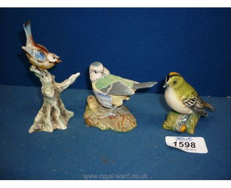 A boxed Beswick Goldcrest, a blue bird on a tree trunk, matt finished Beswick blue tit