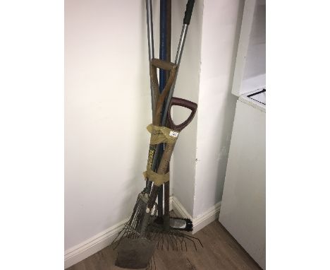 BUNDLE OF TOOLS ( GARDEN )