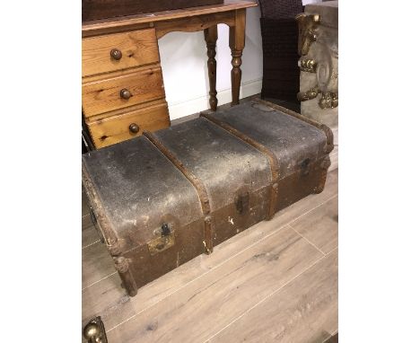 VINTAGE TRAVELLING TRUNK