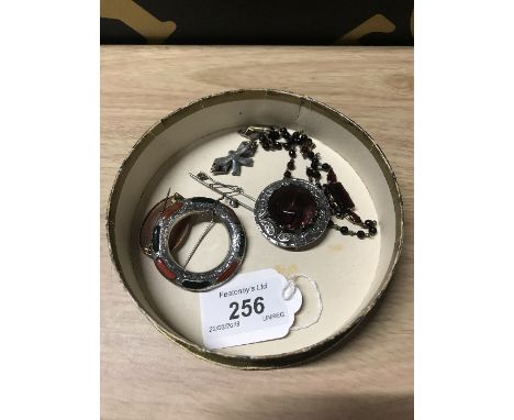 1 SMALL BOX OF BROOCHES - SOME SILVER & VINTAGE NECKLACE POSSIBLY GARNETS