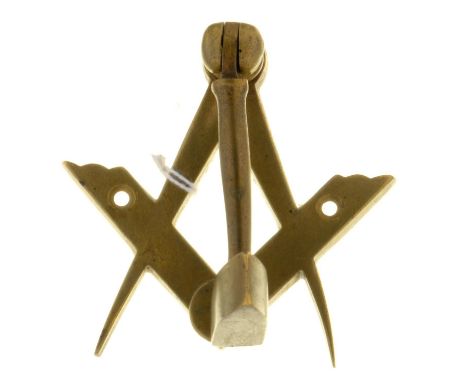 FREEMASONRY. A BRASS DOOR KNOCKER DESIGNED AS MASONIC EMBLEMS, C1925, 8CM H, MARKED R[d] 693475 Good condition