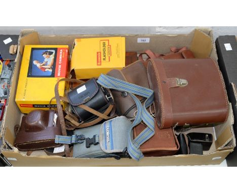 CAMERAS AND PHOTOGRAPHIC EQUIPMENT, INCLUDING A BROWNIE MODEL 2 MOVIE CAMERA, BOXED AND MISCELLANEOUS OTHER VINTAGE CAMERAS A
