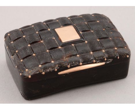 AN ENGLISH CARVED TORTOISESHELL AND PIQUE SNUFF BOX, C1820, THE LID IN THE FORM OF BASKETWORK, GOLD THUMBPIECE, 45 X 65MM Bac