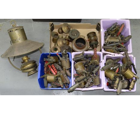 A HANGING BRASS OIL LAMP, SHADE 47CM DIA AND MISCELLANEOUS BRASS LANTERNS AND BLOW LAMPS 