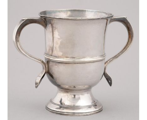 A GEORGE III SILVER LOVING CUP WITH REEDED GIRDLE, ONE HANDLE ENGRAVED WITH CONTEMPORARY INITIALS, C/EA, ON MOULDED FOOT, 13C