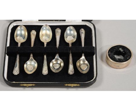 A SET OF SIX GEORGE V SILVER GOLFING PRIZE COFFEE SPOONS BY WALKER AND HALL LIMITED, SHEFFIELD 1932 AND 33, CASED, 2OZS 10DWT