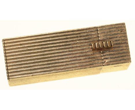 A MID CENTURY 9CT GOLD LIPSTICK HOLDER, REEDED OVERALL AND FITTED WITH A MIRROR, 52MM H, MAKER KW, LONDON 1950, 53.7G Some lo