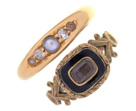 A VICTORIAN&nbsp; DIAMOND&nbsp; AND CULTURED PEARL RING IN 18CT GOLD, BIRMINGHAM 1897, 3.3G AND A MOURNING RING, EARLY 19TH C