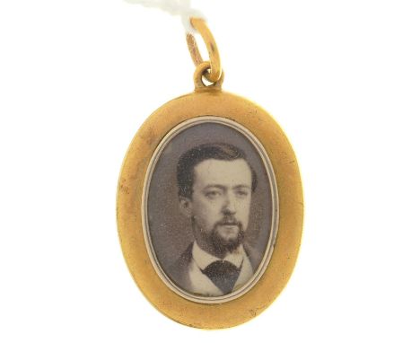 A VICTORIAN GOLD LOCKET, LATE 19TH LOCKET, THE BACK WITH BLUE ENAMEL INITIALS, 17 X 25MM, 3G Good condition