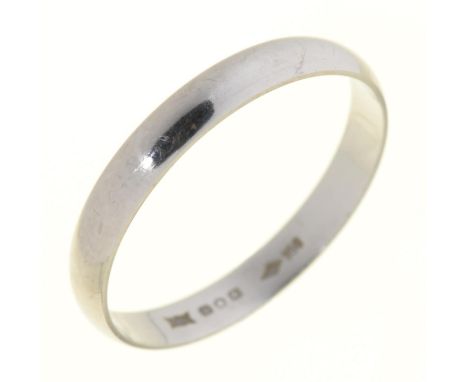 A PLATINUM WEDDING RING, SHEFFIELD 1997, 2.6G,&nbsp; SIZE P Good condition