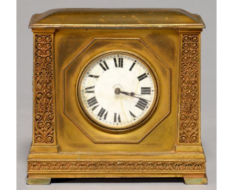 A FRENCH GILT BRASS AND FILIGREE DECORATED MANTEL TIMEPIECE, EARLY 20TH C, THE ASSOCIATED MOVEMENT WITH ESCAPEMENT ON THE BAC