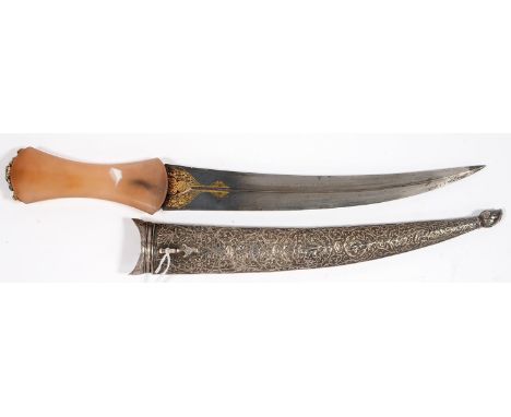 A MUGHAL GOLD INLAID DAGGER, 18TH C, WITH A JEWELLED AGATE HILT, THE CURVED, DOUBLE EDGED STEEL BLADE WITH MEDIAL RIDGE AND K