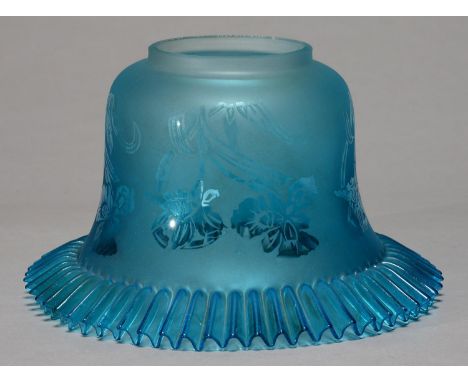 AN EDWARDIAN SHADED BLUE GLASS&nbsp; OIL LAMP SHADE, C1900, ETCHED WITH FLOWERS, APERTURE 10CM DIAM, MOUTH 26.5CM DIAM Undama