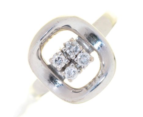 A DIAMOND CLUSTER RING, IN WHITE GOLD MARKED 585, 5.4G, SIZE N Good condition