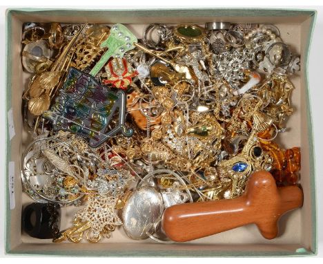 MISCELLANEOUS VINTAGE COSTUME JEWELLERY, INCLUDING SILVER, A CHINESE MINIATURE SOAPSTONE CARVING OF A MONKEY, SEVERAL PAIRS O