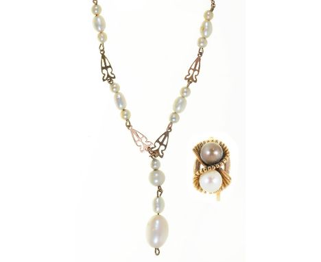 A GOLD AND CULTURED NECKLET, EARLY 20TH C, 44CM L, MARKED 9CT AND A GREY CULTURED PEARL AND GOLD RING, MARKED 9CT, 8.5G (2) G