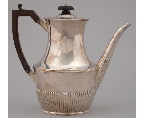 A VICTORIAN SILVER COFFEE POT, THE DOMED LID WITH INTEGRAL HINGE, 21CM H, BY HOLLAND, ALDWINCKLE AND SLATER, LONDON 1889, 19O