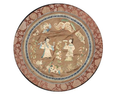 A CHINESE SILK EMBROIDERY, 19TH/20TH CENTURY, OF TWO WOMEN WITH FANS ENCIRCLED BY AUSPICIUOUS EMBLEMS AND FOLIAGE, ON A LIGHT