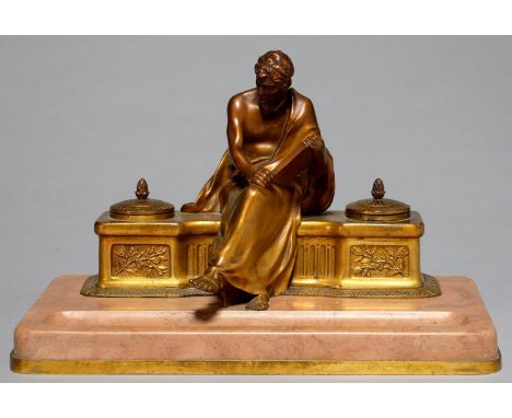 A GILT BRONZE MOUNTED MARBLE INKSTAND, POSSIBLY NORTH AMERICAN, EARLY 20TH C, IN THE FORM OF A ROMAN DIGNITARY SEATED ON A BE