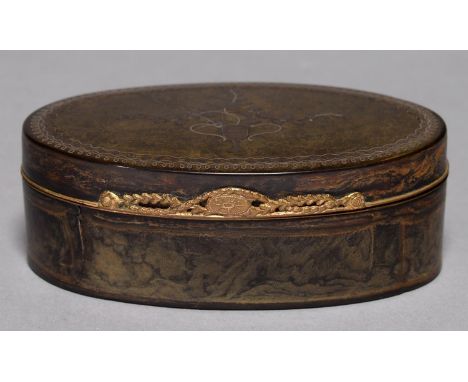 A LOUIS XVI OVAL PIQUE SNUFF BOX, C1780, OF HORN, THE LID INLAID IN SILVER WITH A VASE OF FLOWERS, COPPER GILT MOUNT AND PIER
