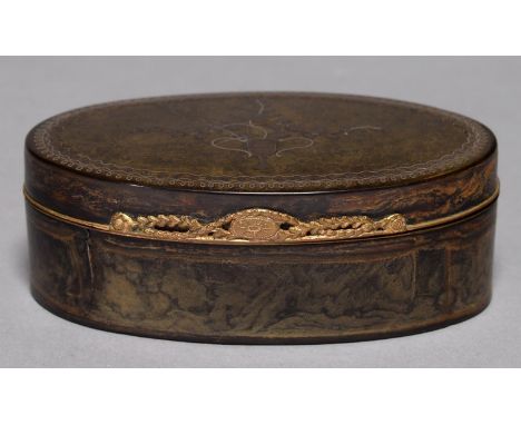 A LOUIS XVI OVAL PIQUE SNUFF BOX, C1780, OF HORN, THE LID INLAID IN SILVER WITH A VASE OF FLOWERS, COPPER GILT MOUNT AND PIER