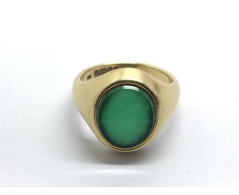 An 18ct gold ring set with jade, approx 8.7g and approx size L.