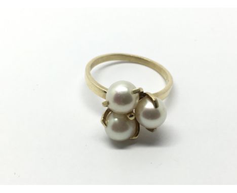 A 14k gold ring set with three pearls, approx 4g and approx size P.