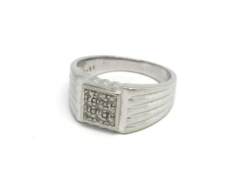 A gents 9ct gold 9stone diamond ring, (U.5), 8g.