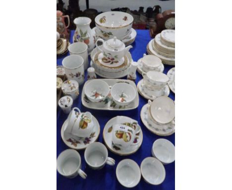 A Royal Worcester Evesham pattern tablewares Condition Report: Available upon request