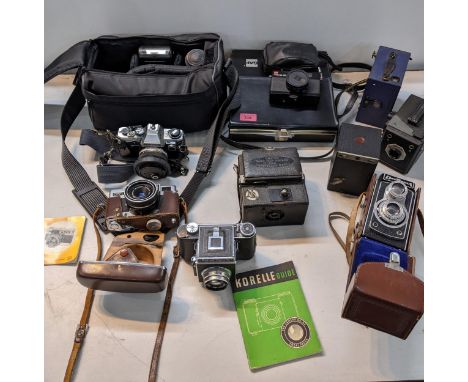 A selection of vintage film cameras to include a Reflex-Korelle SLR camera with Carl Zeiss Jena 1:35 lens, a Del Monta Plusca