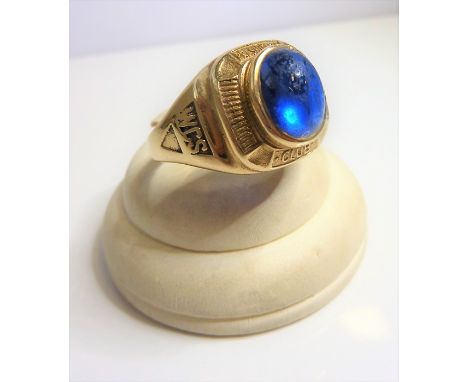 An American 9-carat yellow-gold college-style ring 'President's Club' WCS 1357, centrally set with a blue cabochon hardstone,