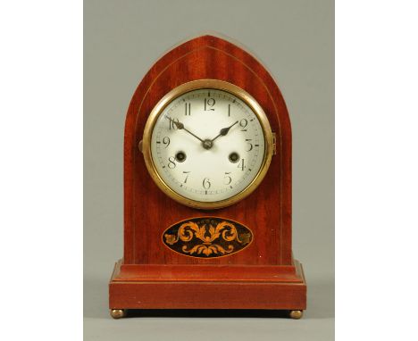 An Edwardian mahogany mantle clock, with two-train striking movement and Arabic numerals to the dial.  Height 31 cm. 